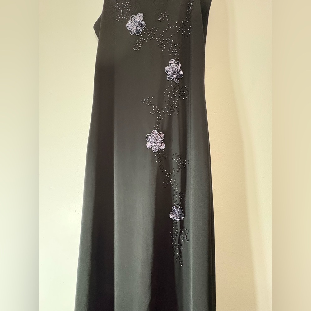 Elegant Black Dress with Floral Embellishments - Picture 2 of 4